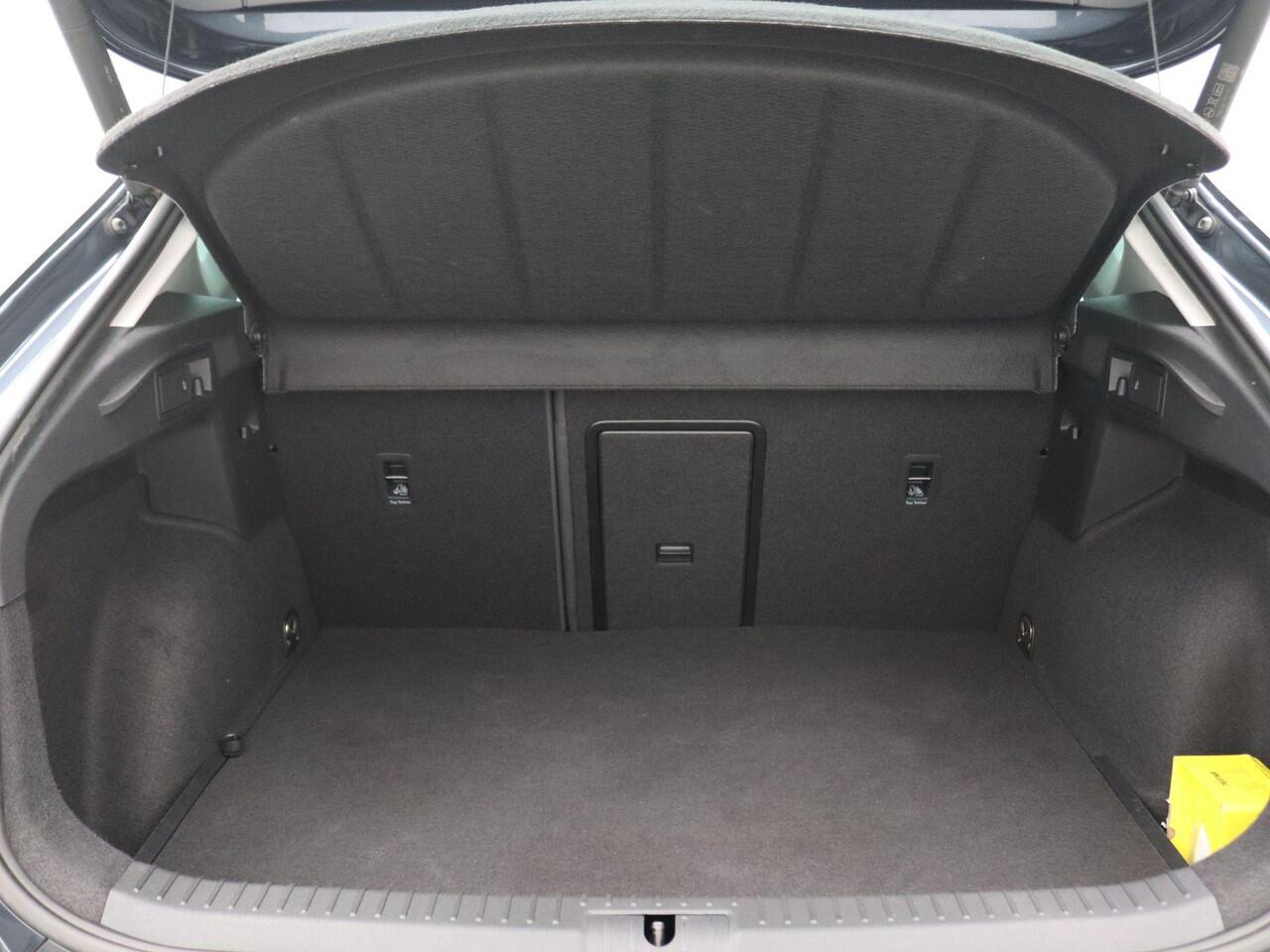 Cupra Formentor 1.4 e-Hybrid Business 204PK DSG achteruitrijcamera, elektrische kuipstoelen met memory, elektrische achterklep, side assist, stuur-stoelverwarming, keyless, alarm, 18" lichtmetaal