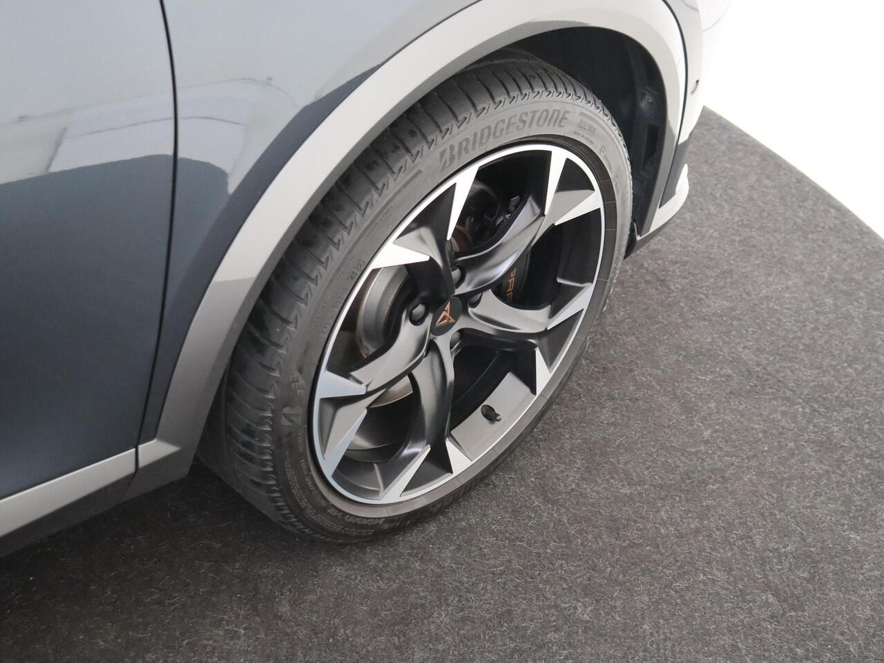 Cupra Formentor 1.4 e-Hybrid VZ | Panoramadak | Adaptieve demping | CUPRA mode | Parkeerassistent | Achteruitrijcamera | Navigatie | Dodehoek detectie | Keyless |