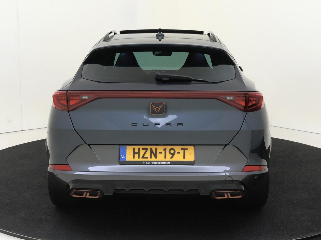 Cupra Formentor 1.4 e-Hybrid VZ | Panoramadak | Adaptieve demping | CUPRA mode | Parkeerassistent | Achteruitrijcamera | Navigatie | Dodehoek detectie | Keyless |