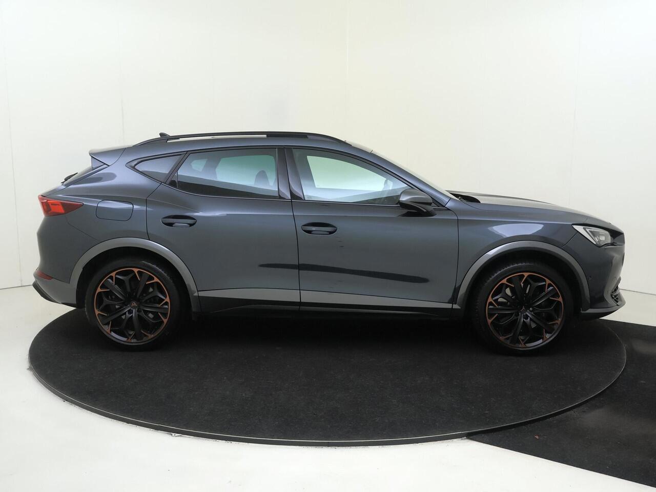 Cupra Formentor 1.4 e-Hybrid VZ Performance | SoH 99% | Panoramadak | Adaptieve demping | Kuipstoelen | Achteruitrijcamera | 3-zone airco | Dodehoek detectie | Keyless | CarPlay |