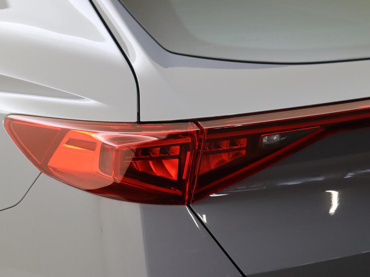 Cupra Formentor 1.4 e-Hybrid VZ Performance | SoH 91% | Panoramadak | Trekhaak | Adaptieve demping | Parkeerassistent | Navigatie | Stoel- en stuurwielverwarming | Keyless | Dodehoek detectie |