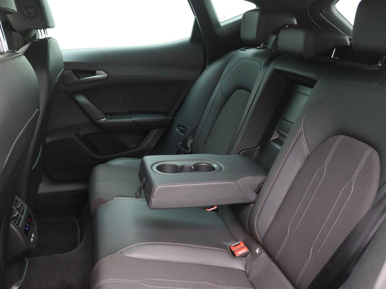 Cupra Formentor 1.4 e-Hybrid Business 204PK DSG Achteruitrijcamera, Keyless, Side Assist, Voorruitverwarming, Stuurverwarming, Navi, 18" LM Velgen, Adaptieve Cruise Control