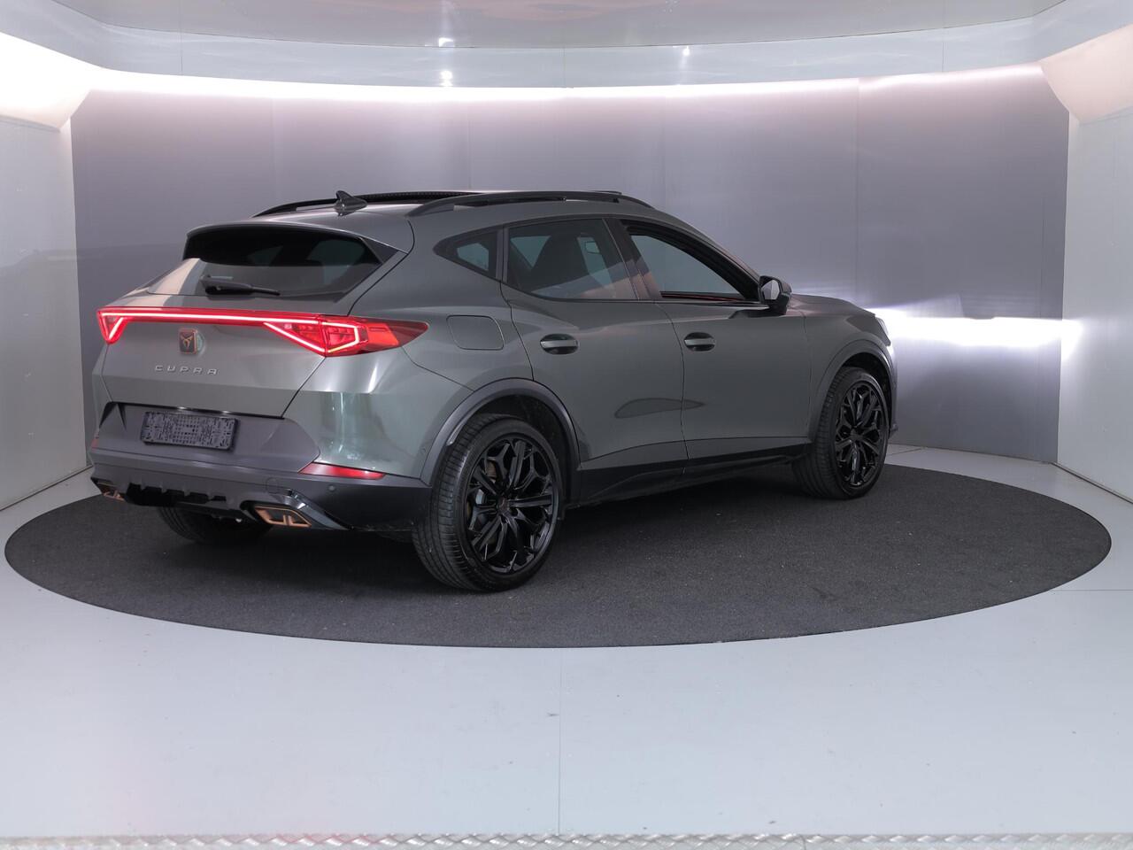 Cupra Formentor 1.4 e-Hybrid VZ Tribe Edition 245 pk Automaat (DSG) | SOH 100%| Navigatie | Panoramadak | Parkeersensoren (Park assist) | Rondomzicht camera | Stoelverwarming | Elektr. bestuurdersstoel met geheugen |