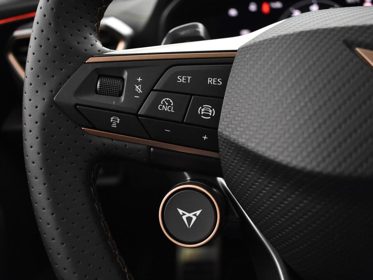 Cupra Formentor 1.5 Tsi 272pk DSG e-Hybrid VZ Performance · Apple/Android Car Play · Camera · Elek. Trekhaak · Elek. Achterklep · Elek. Bestuurdersstoel · 19'' Inch · Garantie t/m 26-01-2028 of 90.000km