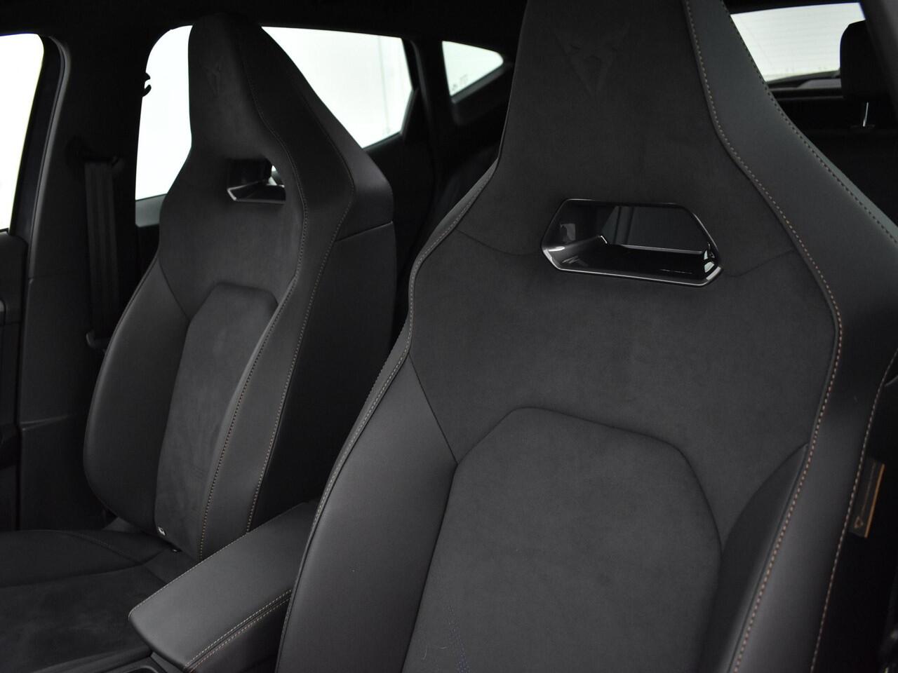 Cupra Formentor 1.5 Tsi 272pk e-Hybrid VZ Performance · Camera · Keyless · Elek. Bestuurderstoel · Apple/Android Car Play · Elk. Trekhaak · 19'' Inch · Garantie t/m 23-01-2028 of 100.000km