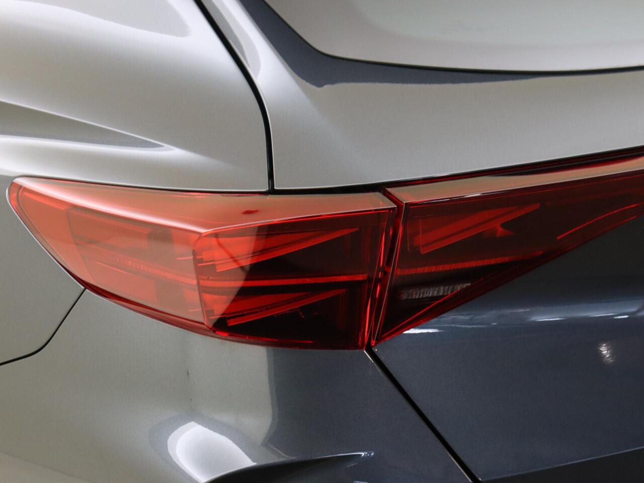 Cupra Formentor 1.5 TSI e-Hybrid Business | Panoramadak | Cupra mode | Keyless | 360 camera | Parkeerassistent | Dodehoek detectie | CarPlay | Sfeerverlichting |