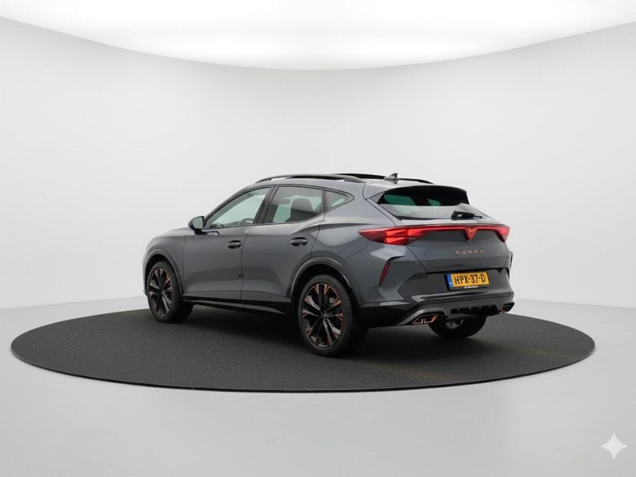 Cupra Formentor 1.5 TSI e-Hybrid Business 204PK | Nw model | Panorama dak | 360 graden camera | Blindspot | Stuurwiel verwarming |