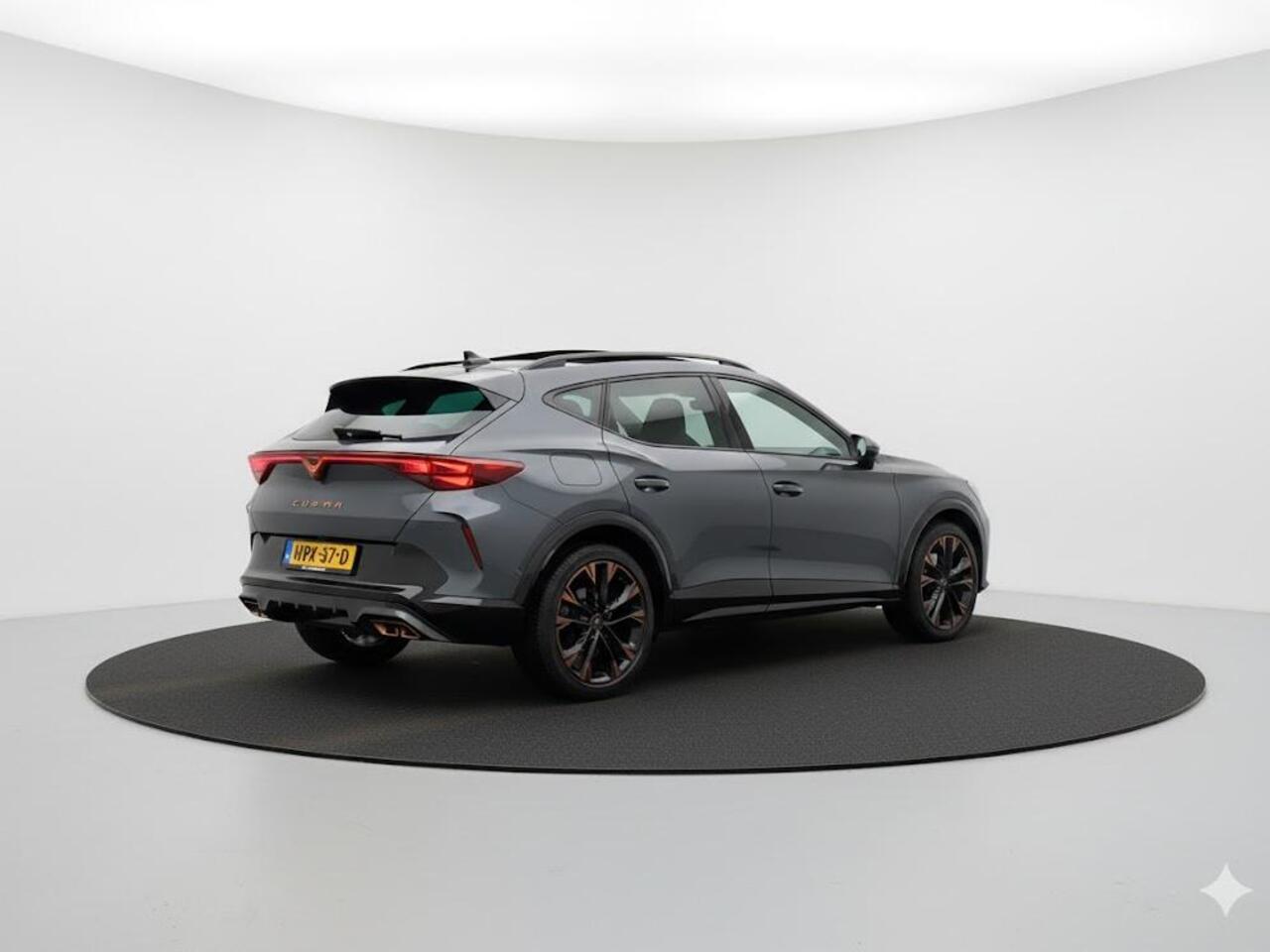 Cupra Formentor 1.5 TSI e-Hybrid Business 204PK | Nw model | Panorama dak | 360 graden camera | Blindspot | Stuurwiel verwarming |