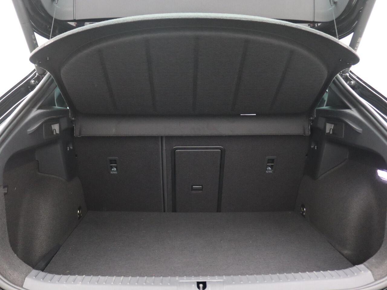 Cupra Formentor 1.5 TSI e-Hybrid Business 204PK DSG Pano-Schuifdak, Trekhaak, 18" LM Velgen, 360gr. Camera, Elektr. Achterklep, Keyless, Side Assist