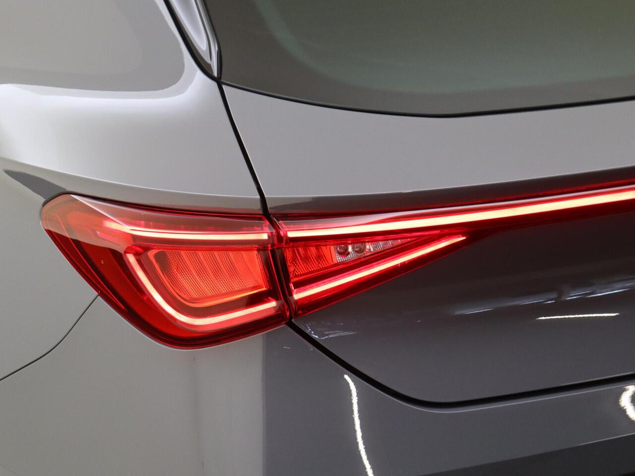 Cupra Leon CUPRA 300 | Panoramadak | Parkeerassistent | Adaptieve demping | Achteruitrijcamera | Dodehoek detectie | 3-zone | Stoel-en stuurwielverwarming |