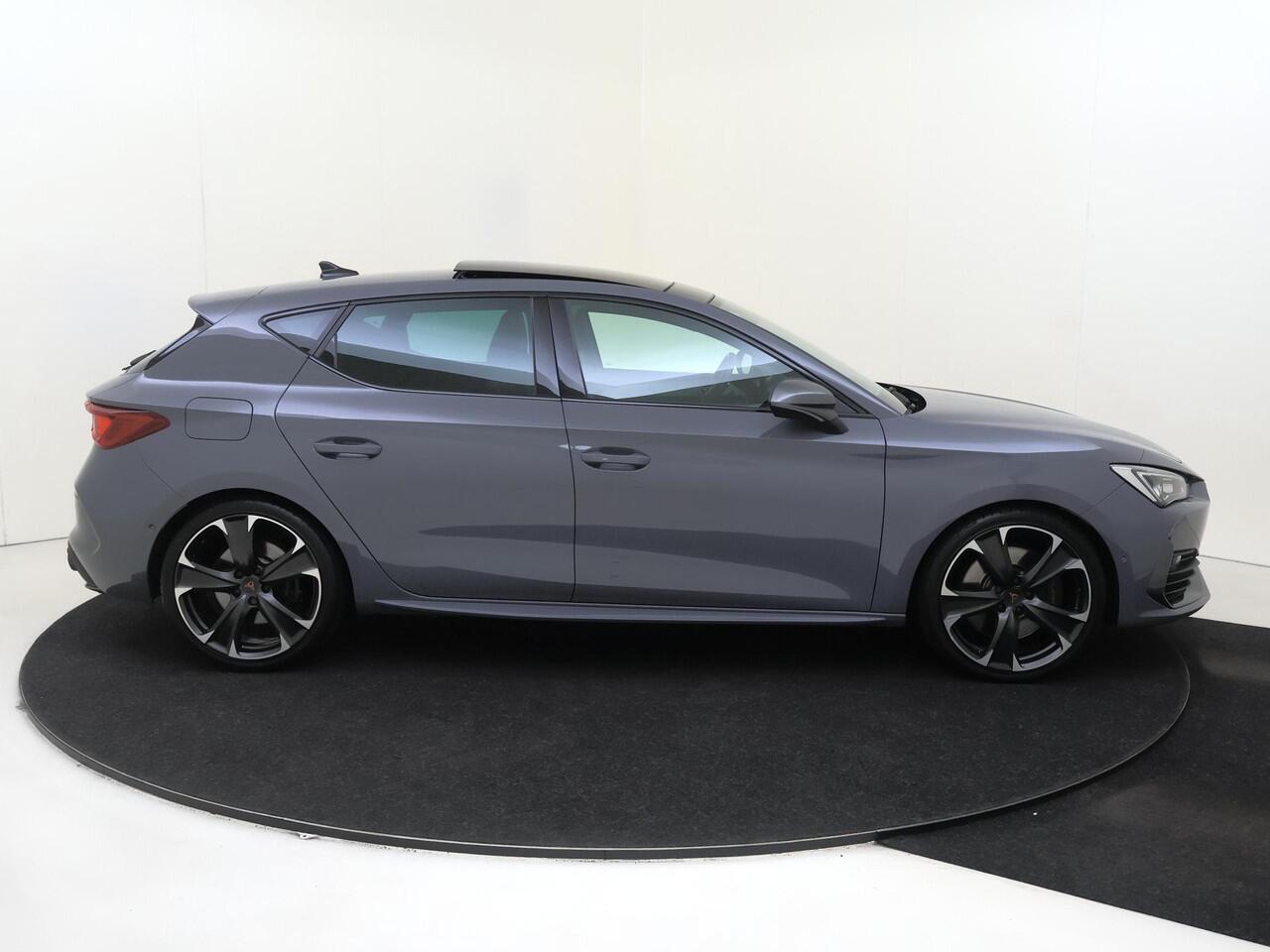Cupra Leon CUPRA 300 | Panoramadak | Parkeerassistent | Adaptieve demping | Achteruitrijcamera | Dodehoek detectie | 3-zone | Stoel-en stuurwielverwarming |