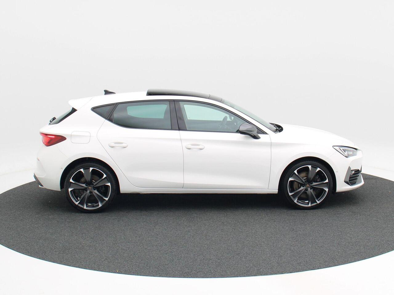 Cupra Leon 1.4 e-Hybrid 245 Pk Automaat VZ Adrenaline | Panoramadak | Adaptive Cruise | Climate Control | Stoelverwarming | Navigatie | Camera | Carplay | 19 inch | 56.510 Km!!