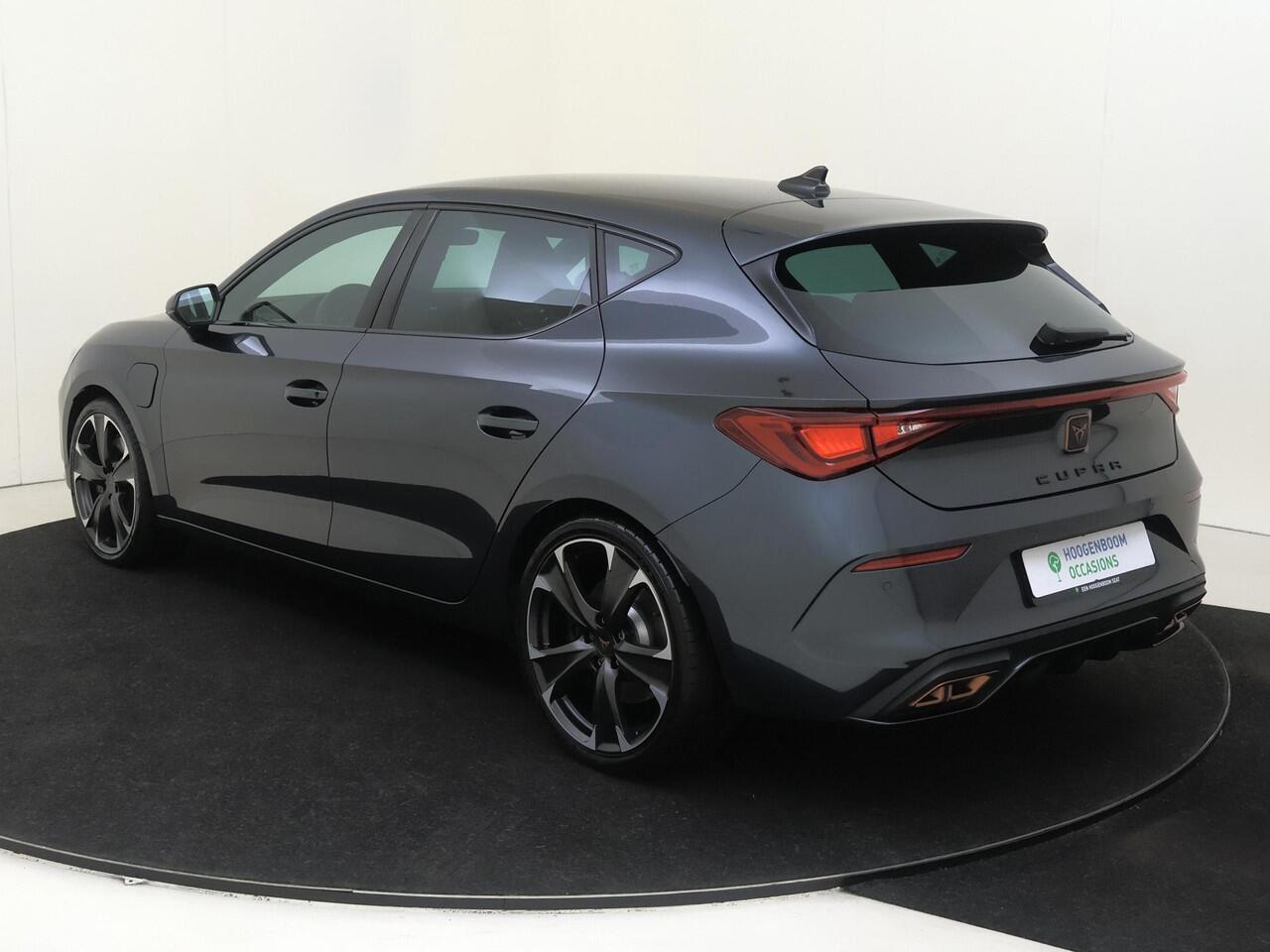 Cupra Leon 1.4 e-Hybrid VZ Performance | SoH 98% | Adaptieve demping systeem | 3-zone airco | Keyless | Cruise control | Stoel- en stuurwielverwarming | CarPlay | Navigatie |