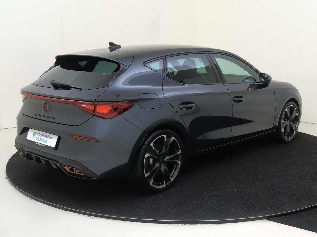 Cupra Leon 1.4 e-Hybrid VZ Performance | SoH 98% | Adaptieve demping systeem | 3-zone airco | Keyless | Cruise control | Stoel- en stuurwielverwarming | CarPlay | Navigatie |
