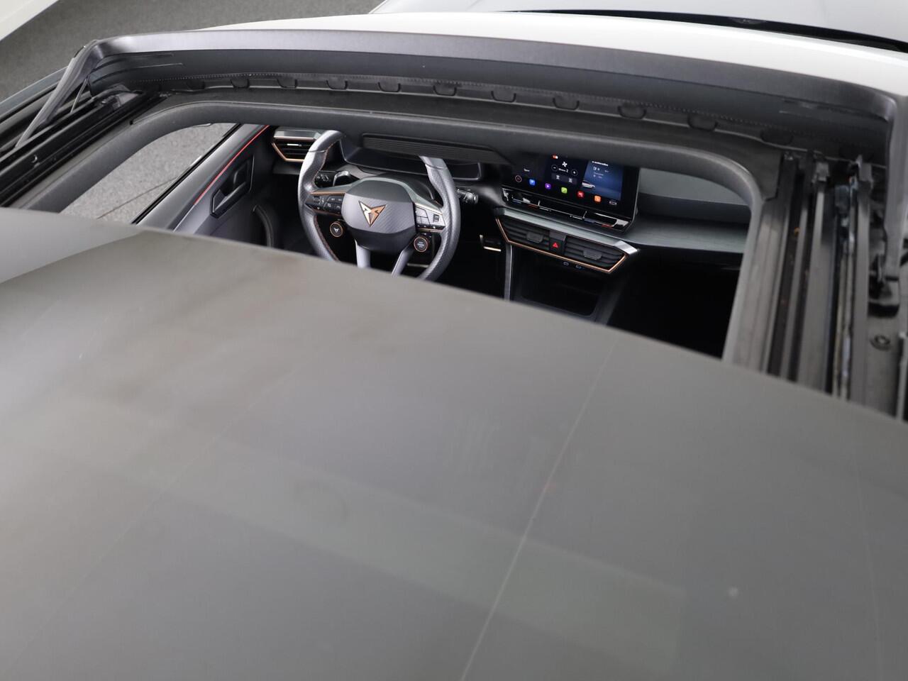 Cupra Leon 1.4 e-Hybrid VZ Performance 245pk | Panoramadak | Sporstoelen | Navigatie | Verwarmbare voorstoelen | 19 inch Lichtmetalen velgen |