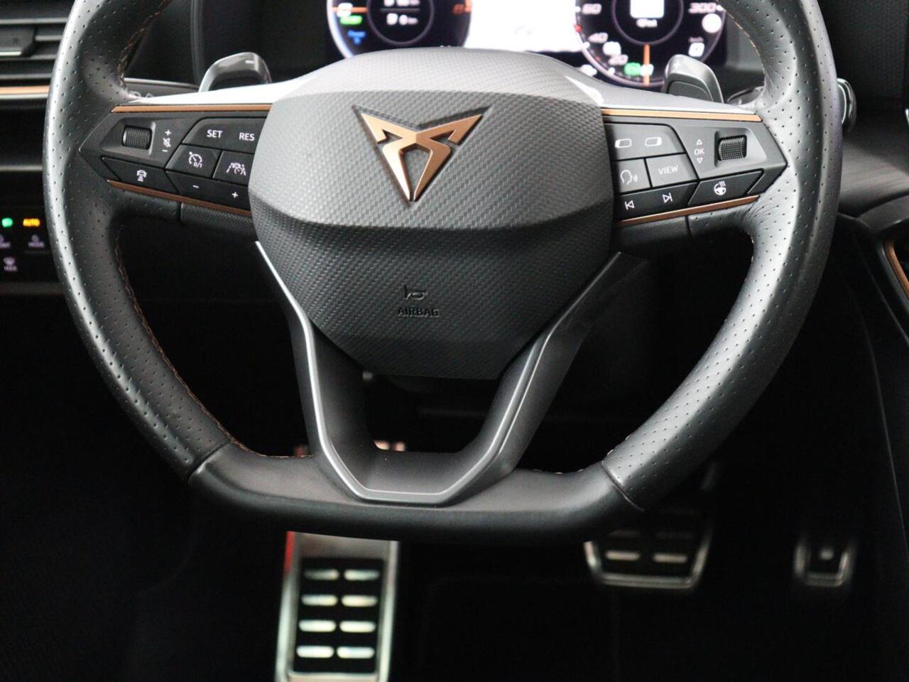 Cupra Leon 1.4 eHybrid | Trekhaak | Stoelverwarming | Carplay | Camera | Navigatie | Adaptive cruise | Stuurverwarming | Keyless | Full LED | Sportstoelen | PHEV | Plug In