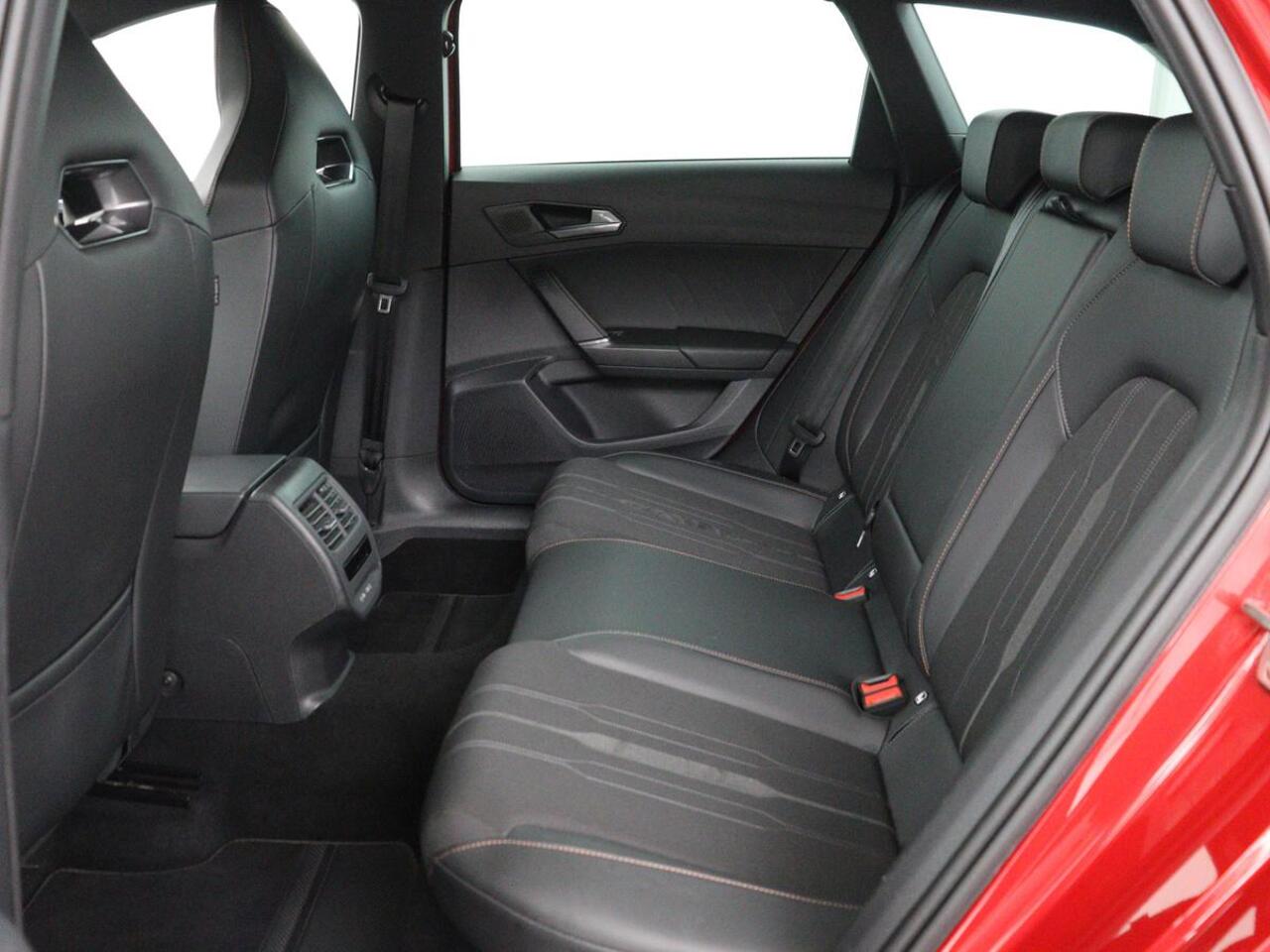 Cupra Leon 1.4 eHybrid | Trekhaak | Stoelverwarming | Carplay | Camera | Navigatie | Adaptive cruise | Stuurverwarming | Keyless | Full LED | Sportstoelen | PHEV | Plug In