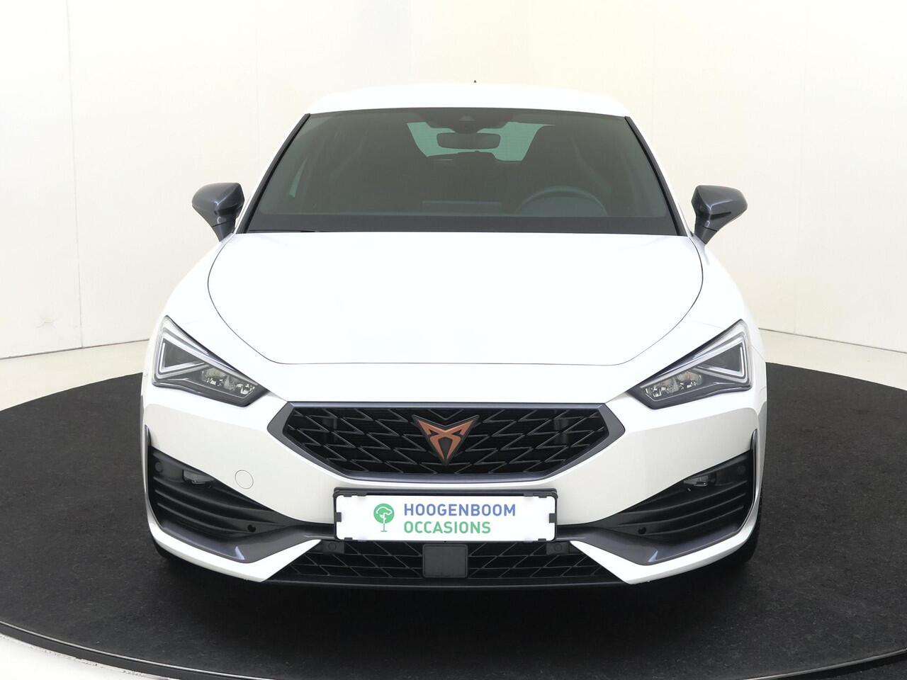 Cupra Leon 1.4 e-Hybrid Business | Parkeerassistent | Achteruitrijcamera | Adaptieve demping systeem | 3-zone airco | Keyless | Dodehoek detectie | Stoel- en stuurwielverwarming | CarPlay |