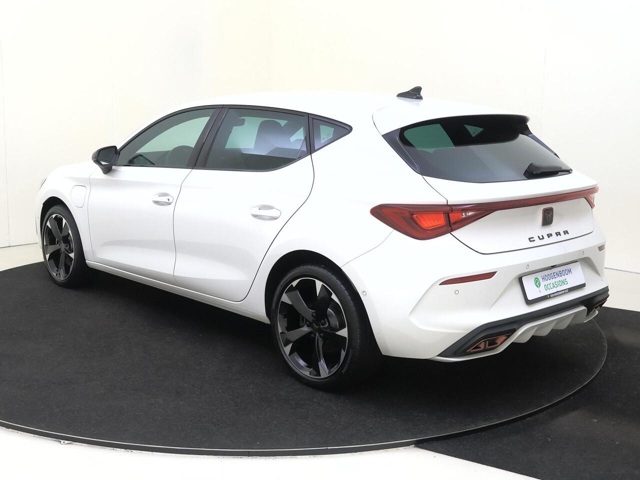 Cupra Leon 1.4 e-Hybrid Business | Parkeerassistent | Achteruitrijcamera | Adaptieve demping systeem | 3-zone airco | Keyless | Dodehoek detectie | Stoel- en stuurwielverwarming | CarPlay |