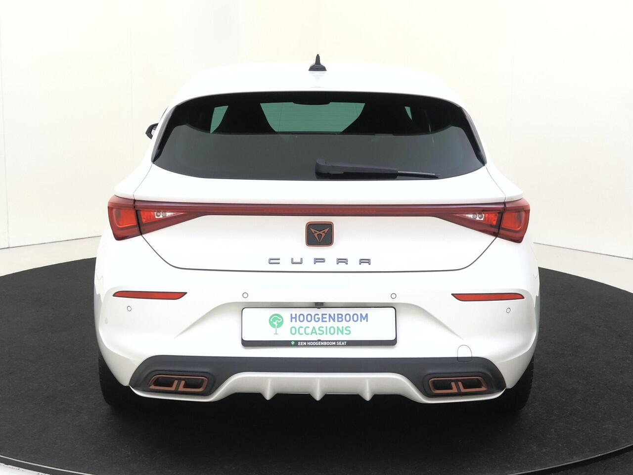 Cupra Leon 1.4 e-Hybrid Business | Parkeerassistent | Achteruitrijcamera | Adaptieve demping systeem | 3-zone airco | Keyless | Dodehoek detectie | Stoel- en stuurwielverwarming | CarPlay |
