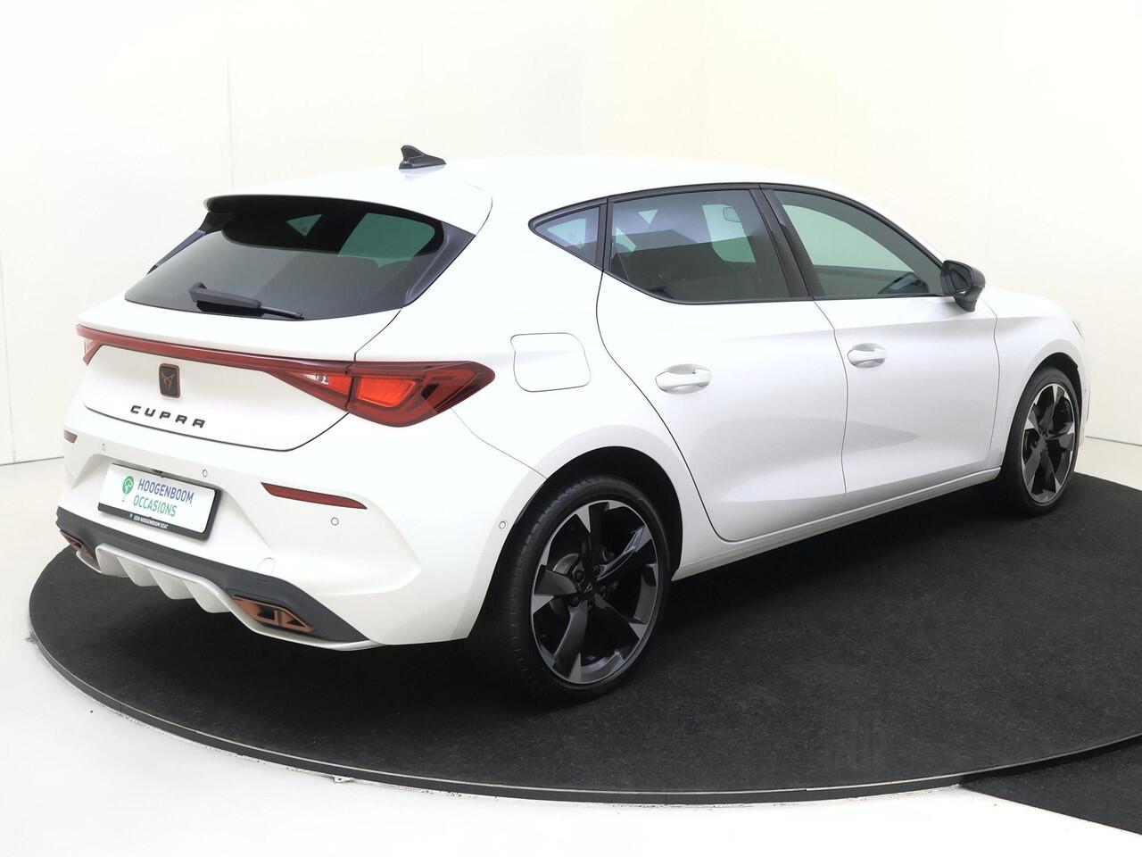 Cupra Leon 1.4 e-Hybrid Business | Parkeerassistent | Achteruitrijcamera | Adaptieve demping systeem | 3-zone airco | Keyless | Dodehoek detectie | Stoel- en stuurwielverwarming | CarPlay |
