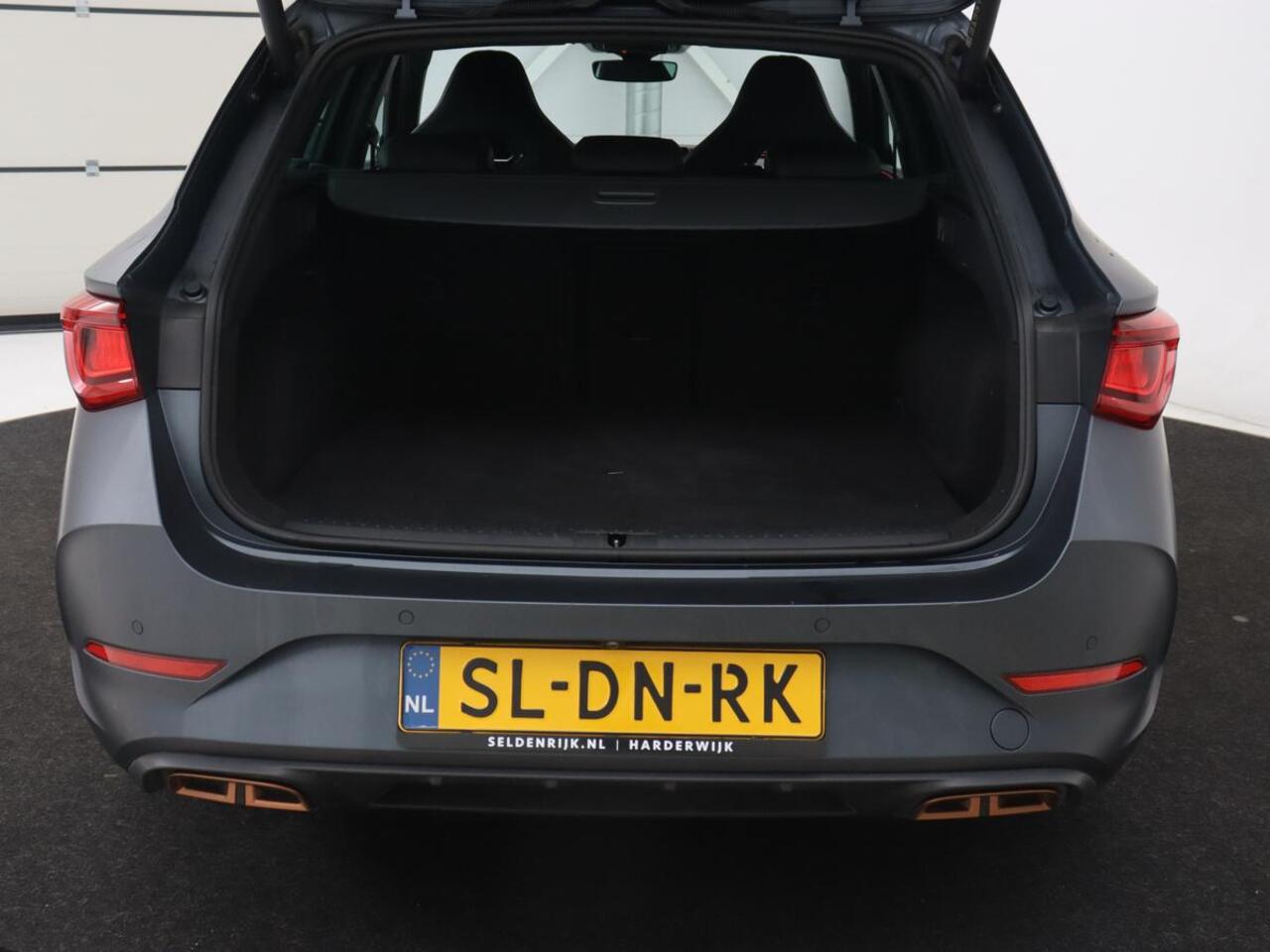 Cupra Leon 1.4 eHybrid VZ | 245pk | Leder | Stoelverwarming | Camera | Carplay | Memory | Sfeerverlichting | Navigatie | Adaptive cruise | Keyless | Sportstoelen | Full LED | 19'' | PHEV | Plug In