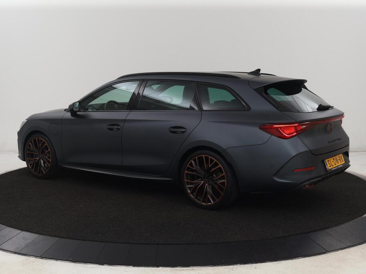 Cupra Leon 1.4 eHybrid VZ | 245pk | Leder | Stoelverwarming | Camera | Carplay | Memory | Sfeerverlichting | Navigatie | Adaptive cruise | Keyless | Sportstoelen | Full LED | 19'' | PHEV | Plug In