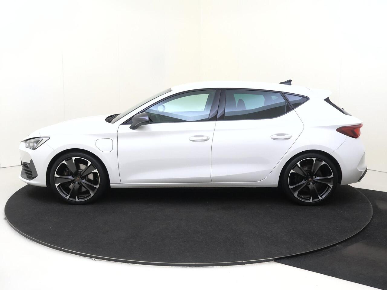 Cupra Leon 1.4 e-Hybrid VZ Business | SoH 94% | Adaptieve demping systeem | 3-zone airco | Keyless | Parkeersensoren achter | Stoel- en stuurwielverwarming | CarPlay | Navigatie |