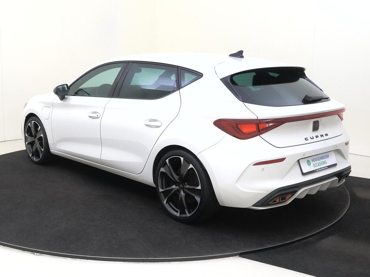 Cupra Leon 1.4 e-Hybrid VZ Business | SoH 94% | Adaptieve demping systeem | 3-zone airco | Keyless | Parkeersensoren achter | Stoel- en stuurwielverwarming | CarPlay | Navigatie |