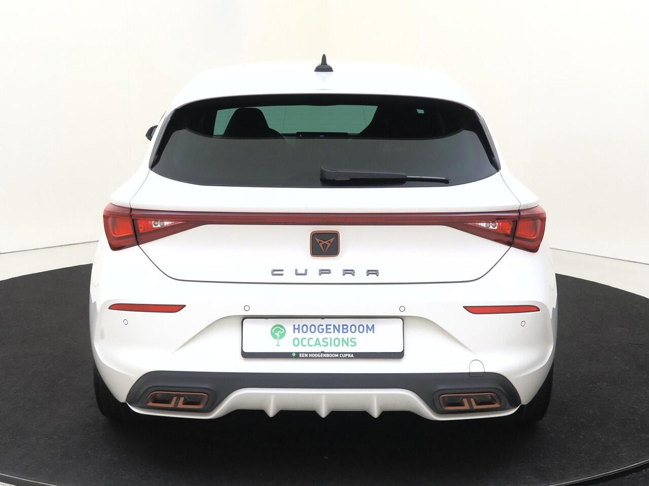 Cupra Leon 1.4 e-Hybrid VZ Business | SoH 94% | Adaptieve demping systeem | 3-zone airco | Keyless | Parkeersensoren achter | Stoel- en stuurwielverwarming | CarPlay | Navigatie |