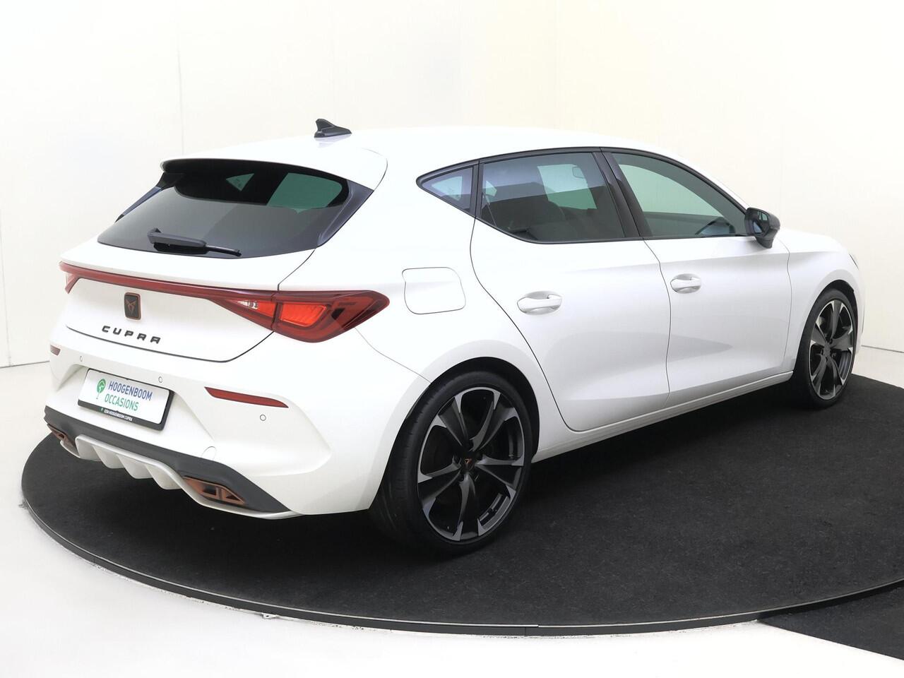 Cupra Leon 1.4 e-Hybrid VZ Business | SoH 94% | Adaptieve demping systeem | 3-zone airco | Keyless | Parkeersensoren achter | Stoel- en stuurwielverwarming | CarPlay | Navigatie |