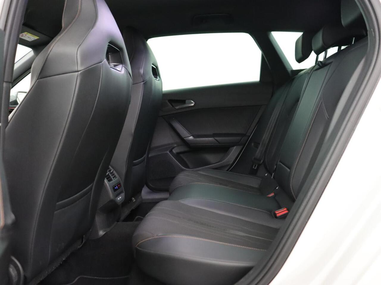 Cupra Leon 1.4 e-Hybrid | Stoelverwarming | Camera | Carplay | Sfeerverlichting | Navigatie | Full LED | Sportstoelen | Half leder | PHEV | Plug In