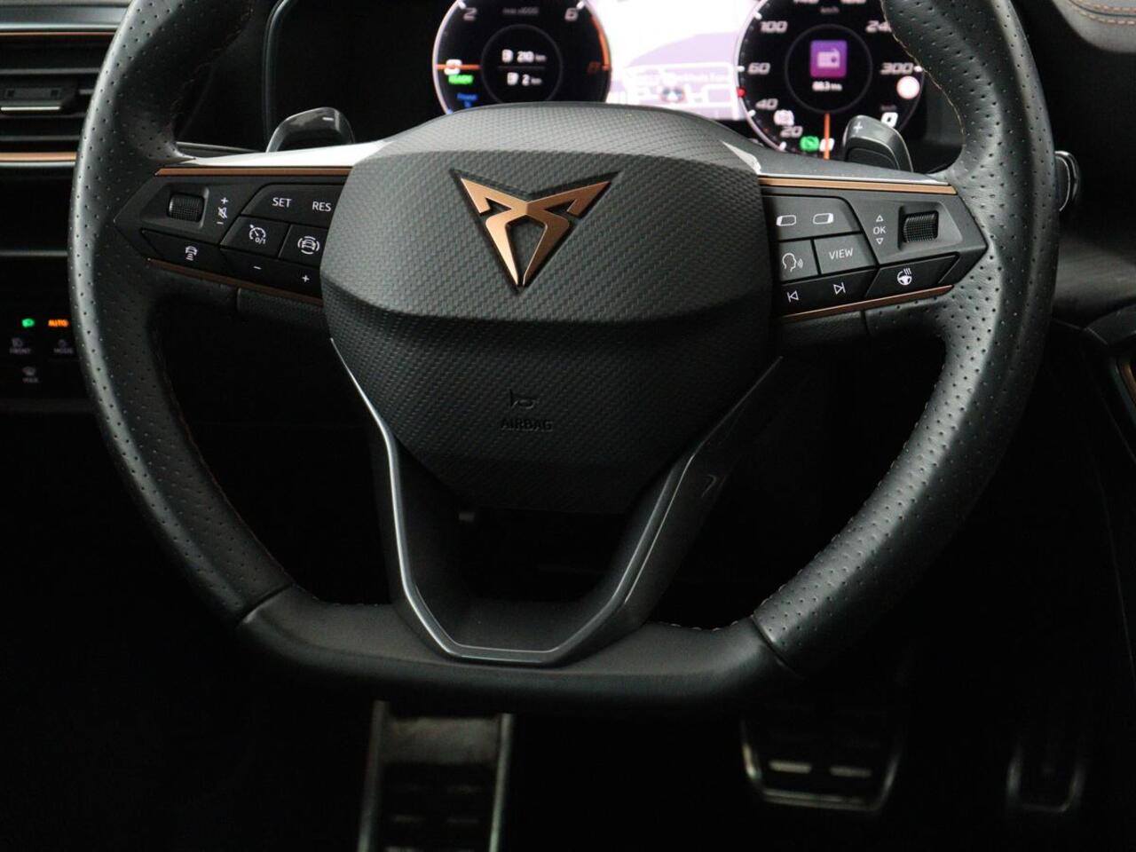 Cupra Leon 1.4 eHybrid | Panoramadak | Stoelverwarming | Leder | Carplay | Adaptive cruise | Camera | Navigatie | Park Assist | Sportstoelen | Full LED | Sfeerverlichting | PHEV | Plug In