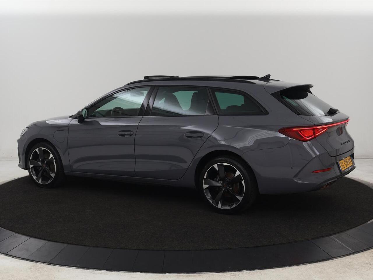 Cupra Leon 1.4 eHybrid | Panoramadak | Stoelverwarming | Leder | Carplay | Adaptive cruise | Camera | Navigatie | Park Assist | Sportstoelen | Full LED | Sfeerverlichting | PHEV | Plug In
