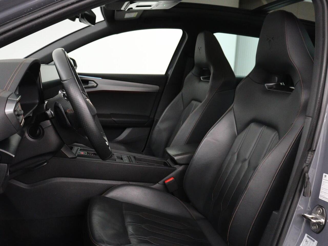 Cupra Leon 1.4 eHybrid | Panoramadak | Stoelverwarming | Leder | Carplay | Adaptive cruise | Camera | Navigatie | Park Assist | Sportstoelen | Full LED | Sfeerverlichting | PHEV | Plug In