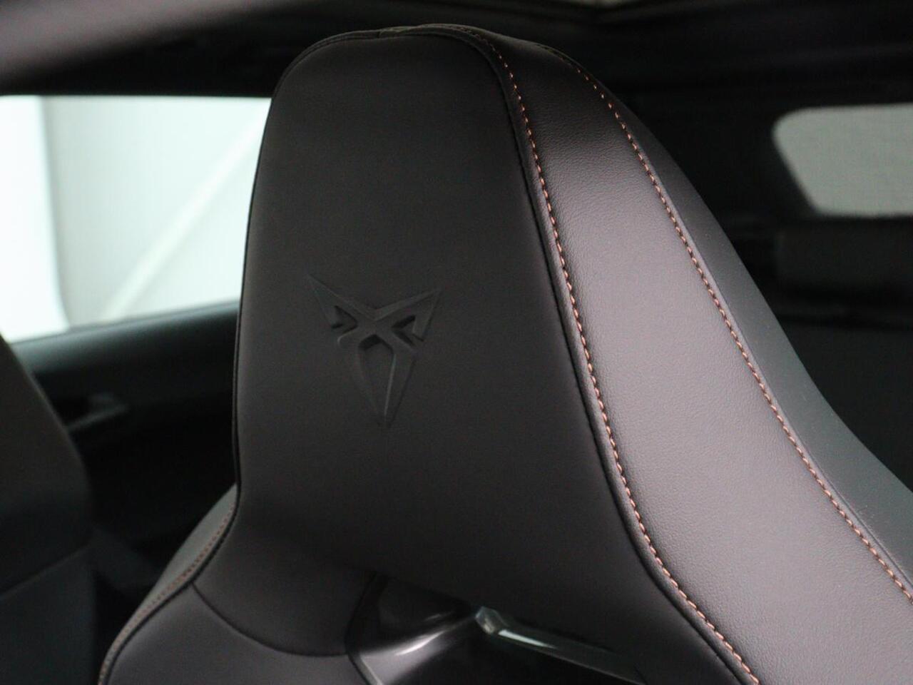 Cupra Leon 1.4 eHybrid | Panoramadak | Stoelverwarming | Leder | Carplay | Adaptive cruise | Camera | Navigatie | Park Assist | Sportstoelen | Full LED | Sfeerverlichting | PHEV | Plug In