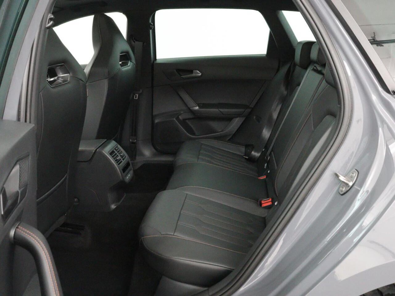 Cupra Leon 1.4 eHybrid | Panoramadak | Stoelverwarming | Leder | Carplay | Adaptive cruise | Camera | Navigatie | Park Assist | Sportstoelen | Full LED | Sfeerverlichting | PHEV | Plug In