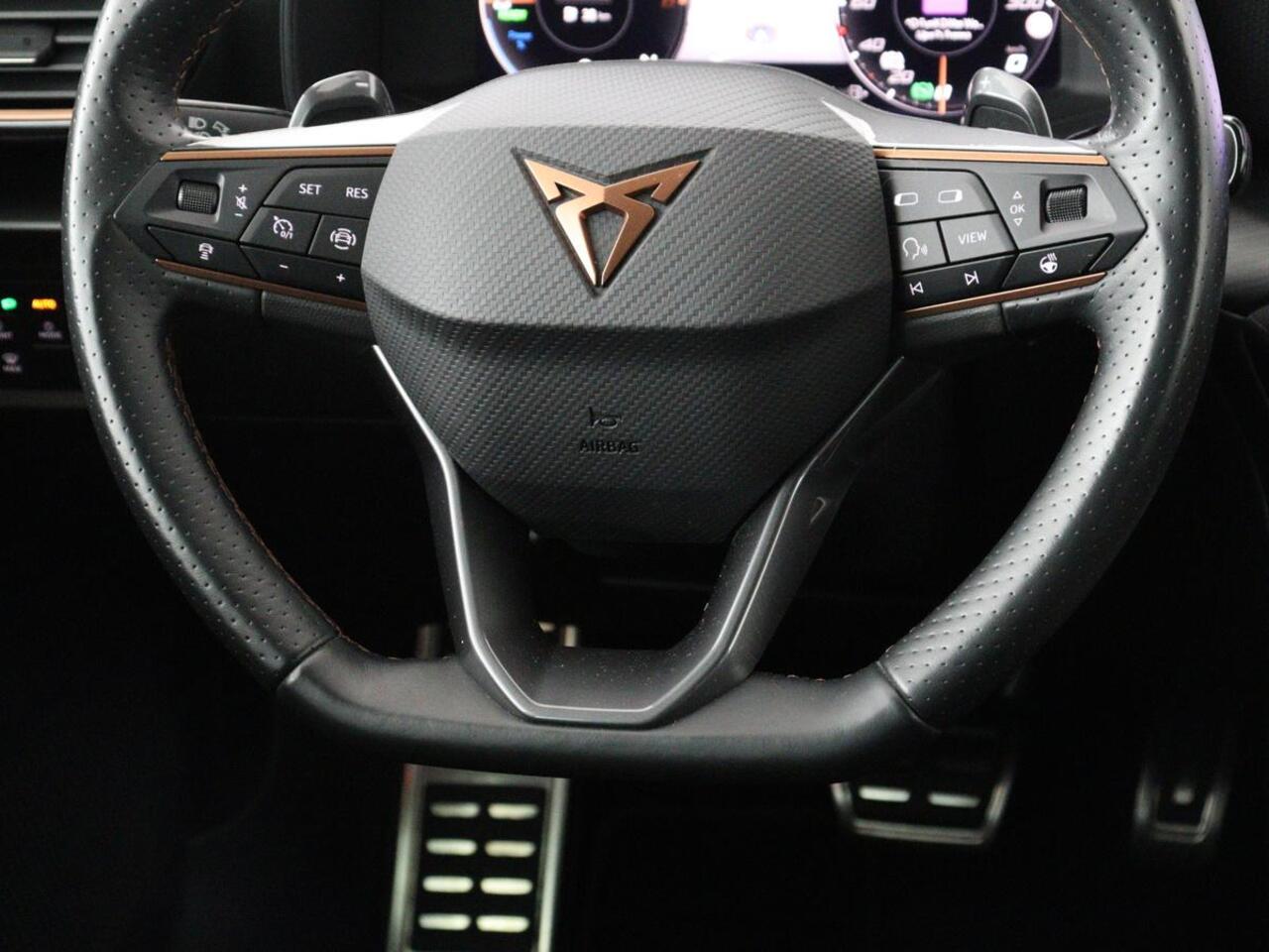 Cupra Leon 1.4 eHybrid | Stoelverwarming | Adaptive cruise | Navigatie | Carplay | Sportstoelen | Stuurverwarming | Parkeerhulp | Full LED | Keyless | Half leder | PHEV | Plug In