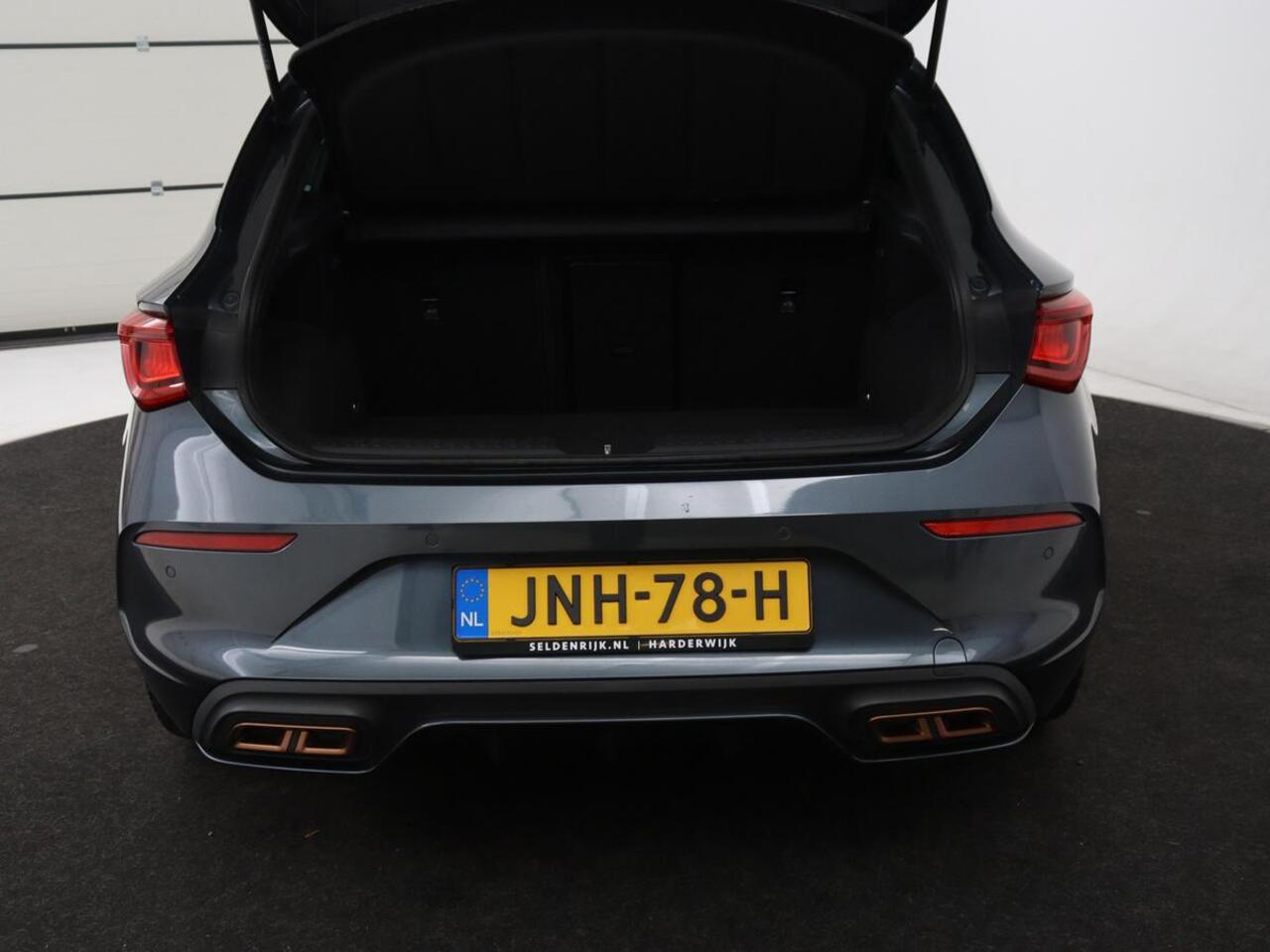 Cupra Leon 1.4 eHybrid | Stoelverwarming | Adaptive cruise | Navigatie | Carplay | Sportstoelen | Stuurverwarming | Parkeerhulp | Full LED | Keyless | Half leder | PHEV | Plug In