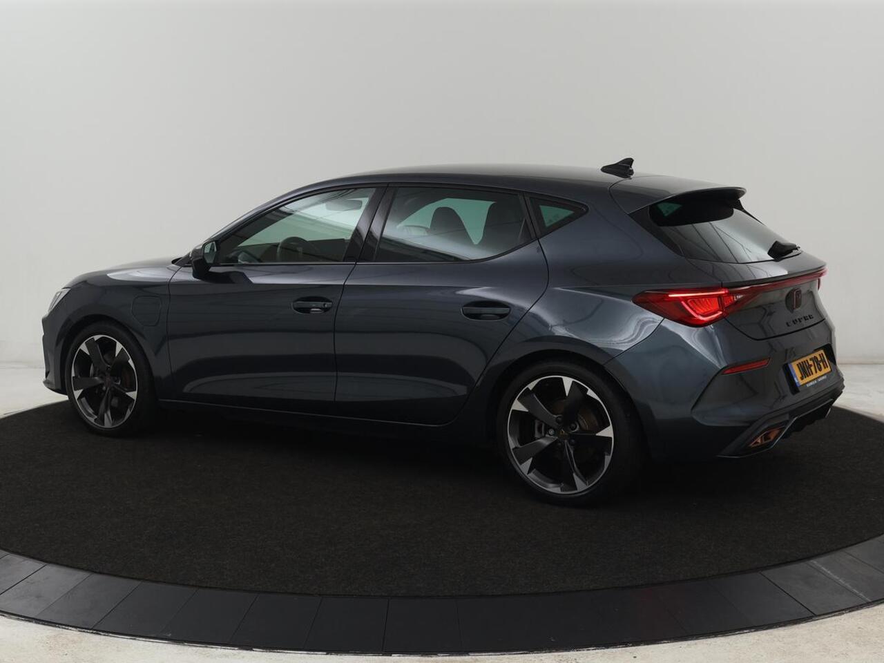 Cupra Leon 1.4 eHybrid | Stoelverwarming | Adaptive cruise | Navigatie | Carplay | Sportstoelen | Stuurverwarming | Parkeerhulp | Full LED | Keyless | Half leder | PHEV | Plug In