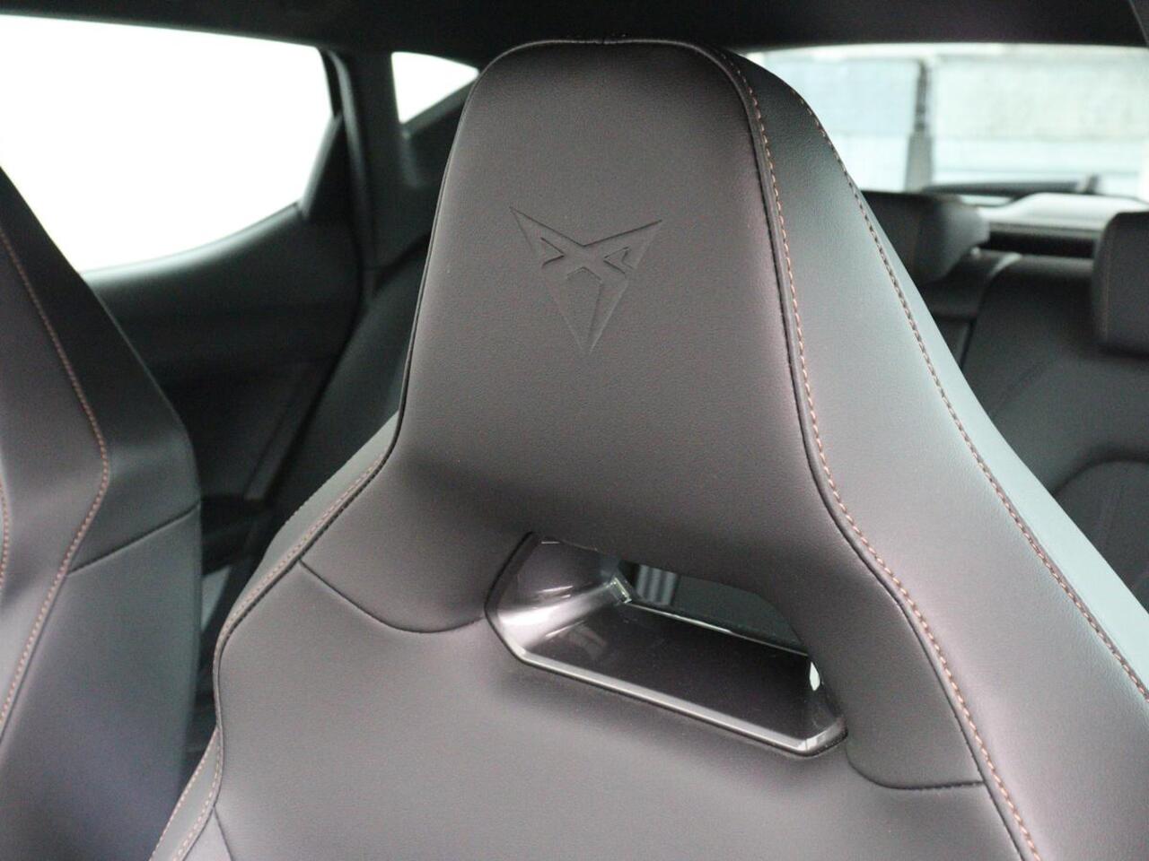 Cupra Leon 1.4 eHybrid | Stoelverwarming | Adaptive cruise | Navigatie | Carplay | Sportstoelen | Stuurverwarming | Parkeerhulp | Full LED | Keyless | Half leder | PHEV | Plug In