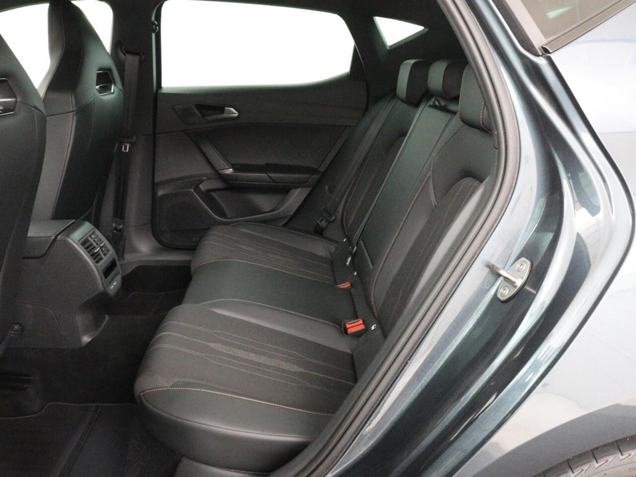 Cupra Leon 1.4 eHybrid | Stoelverwarming | Adaptive cruise | Navigatie | Carplay | Sportstoelen | Stuurverwarming | Parkeerhulp | Full LED | Keyless | Half leder | PHEV | Plug In