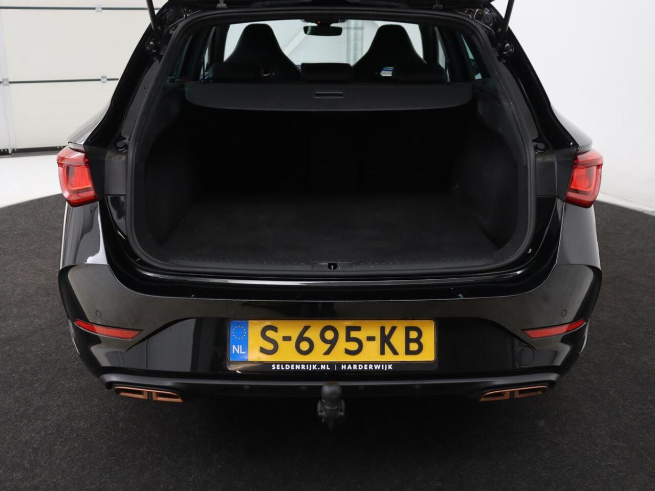 Cupra Leon 1.4 e-Hybrid VZ Business | 245pk | Origineel NL | Trekhaak | Stuurverwarming | Carplay | Adaptive cruise | Sfeerverlichting | Navigatie | Parkeerhulp | Keyless | PHEV | Plug In