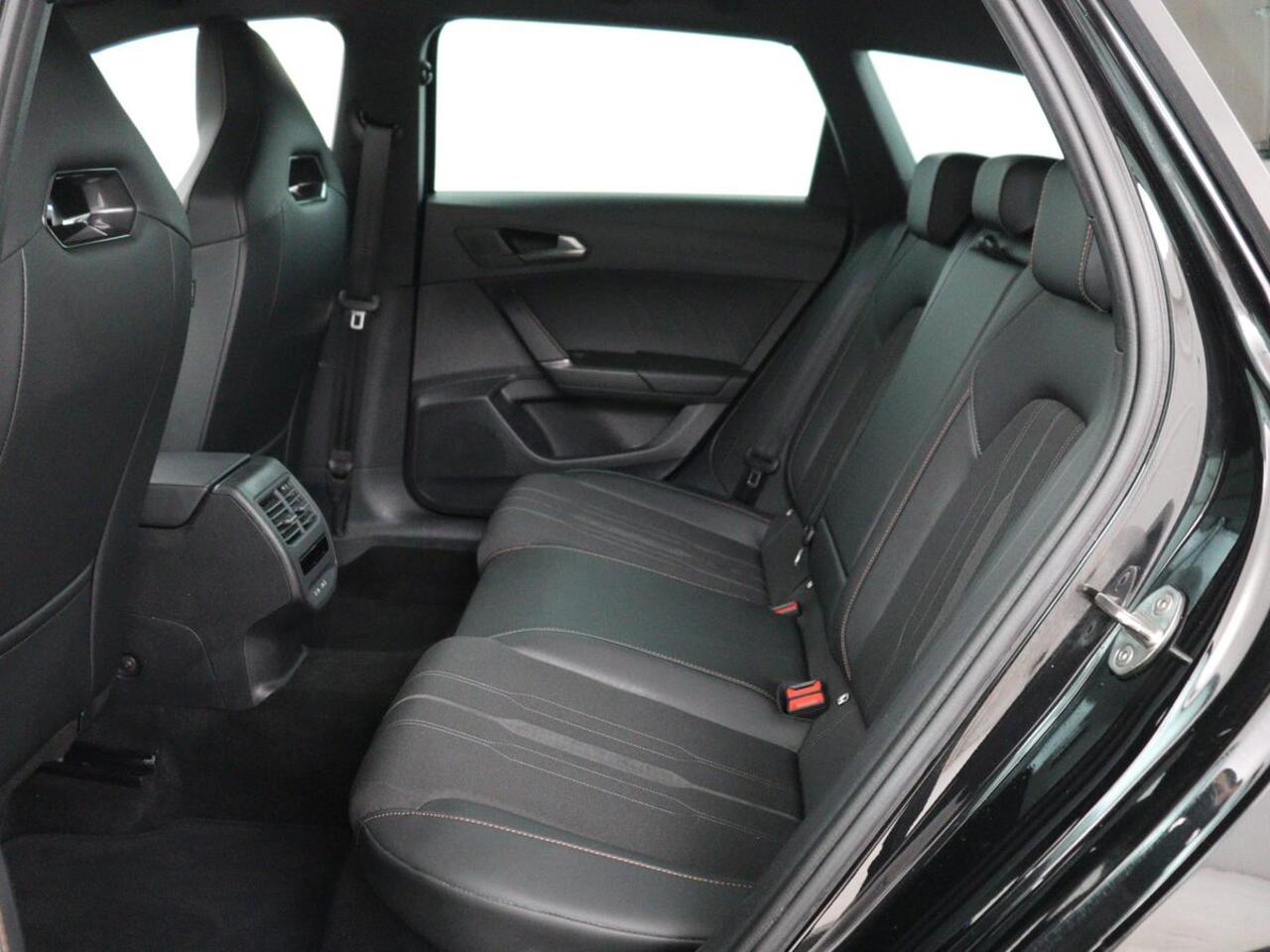 Cupra Leon 1.4 e-Hybrid VZ Business | 245pk | Origineel NL | Trekhaak | Stuurverwarming | Carplay | Adaptive cruise | Sfeerverlichting | Navigatie | Parkeerhulp | Keyless | PHEV | Plug In