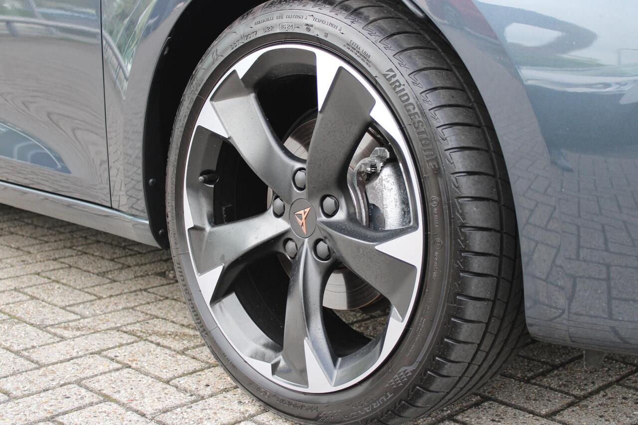 Cupra Leon 1.5 eTSI 150PK BUSINESS EDITION | NIEUW MODEL! | LED MATRIX KOPLAMPEN | DRAADLOZE APPLE CARPLAY/ANDROID AUTO | NAVIGATIE | ACHTERUITRIJ CAMERA | 18" LICHTMETALEN VELGEN "GARBI" | DRAADLOZE TELEFOONLADER | STOEL/STUUR VERWARMING | 12,9" INFORTAINMENT SYST