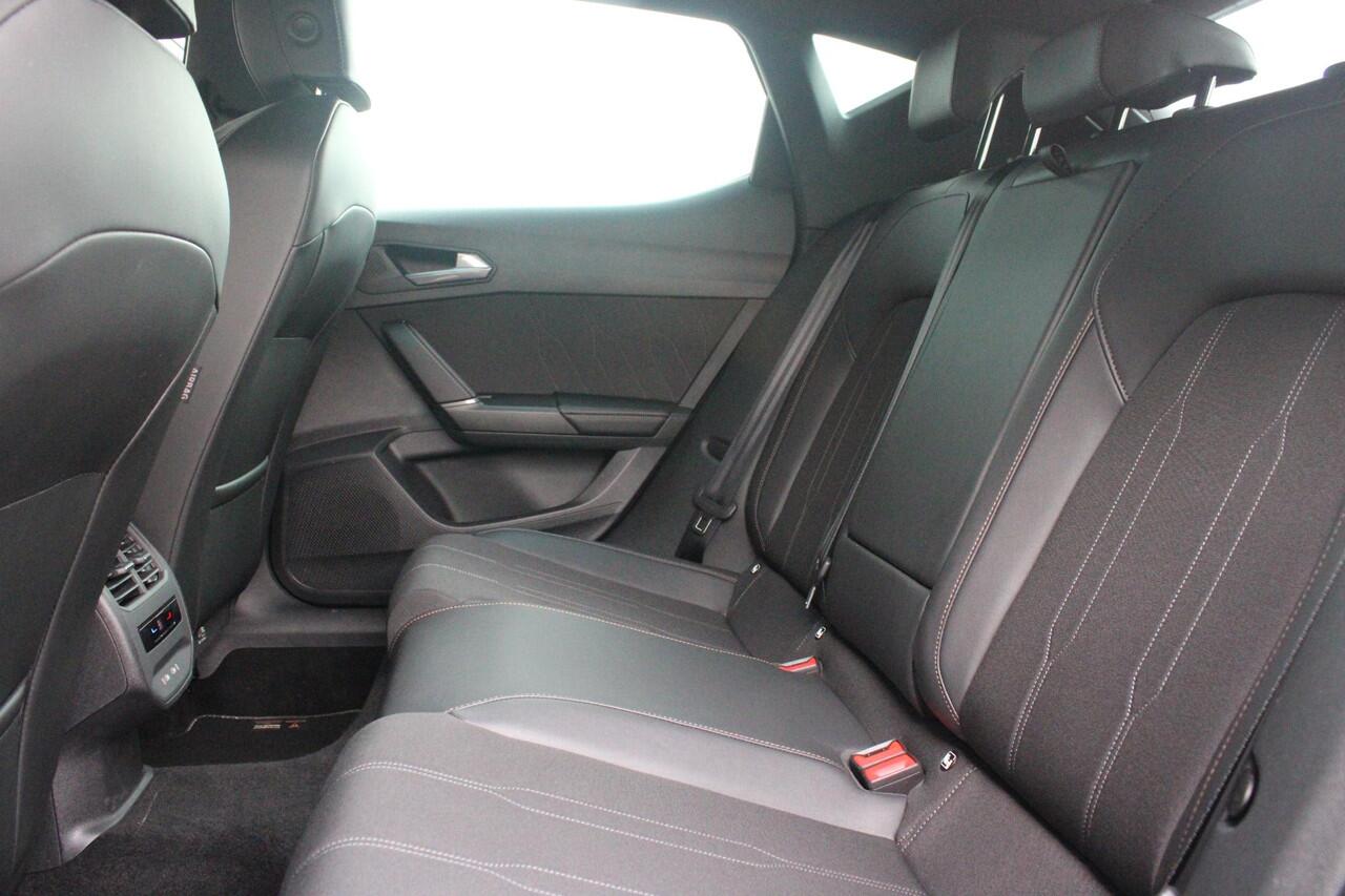 Cupra Leon 1.5 eTSI 150PK BUSINESS EDITION | NIEUW MODEL! | LED MATRIX KOPLAMPEN | DRAADLOZE APPLE CARPLAY/ANDROID AUTO | NAVIGATIE | ACHTERUITRIJ CAMERA | 18" LICHTMETALEN VELGEN "GARBI" | DRAADLOZE TELEFOONLADER | STOEL/STUUR VERWARMING | 12,9" INFORTAINMENT SYST