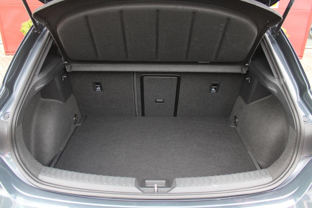 Cupra Leon 1.5 eTSI 150PK BUSINESS EDITION | NIEUW MODEL! | LED MATRIX KOPLAMPEN | DRAADLOZE APPLE CARPLAY/ANDROID AUTO | NAVIGATIE | ACHTERUITRIJ CAMERA | 18" LICHTMETALEN VELGEN "GARBI" | DRAADLOZE TELEFOONLADER | STOEL/STUUR VERWARMING | 12,9" INFORTAINMENT SYST