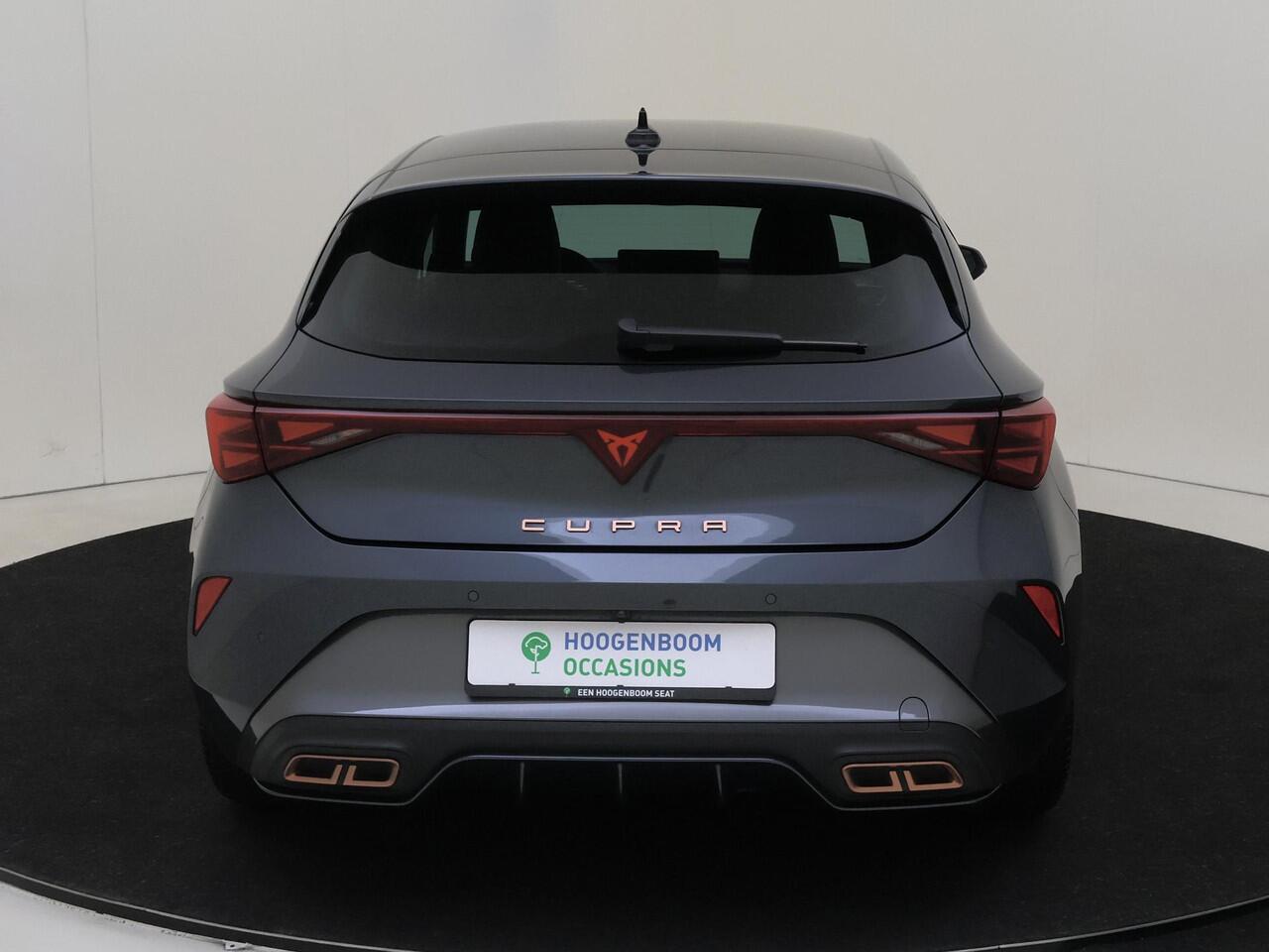 Cupra Leon 1.5 TSI e-Hybrid Business | Parkeerasisstent | Stoel- en stuurwielverwarming | Keyless | Achteruitrijcamera | Navigatie | Dodehoek detectie | 3-zone airco |