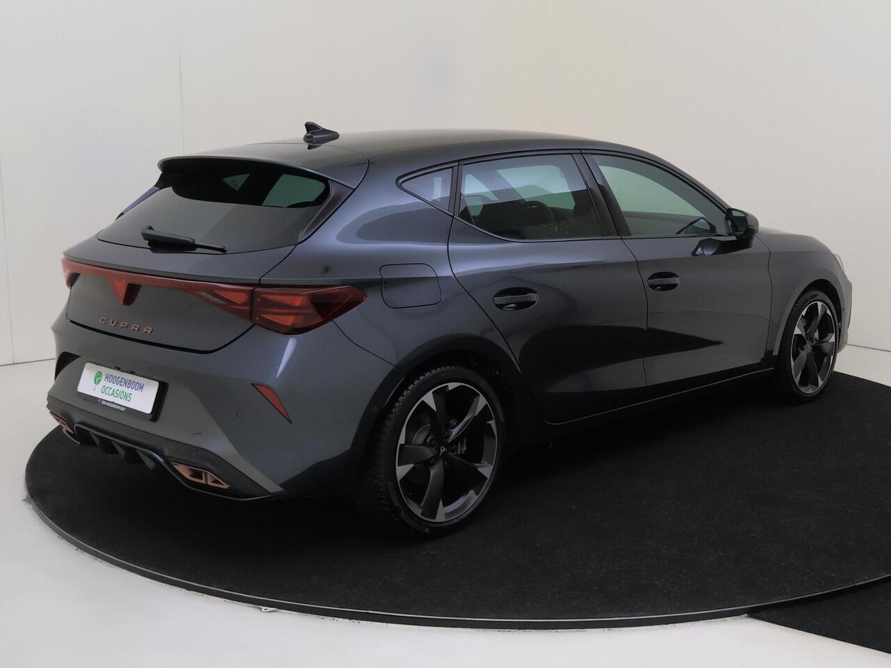 Cupra Leon 1.5 TSI e-Hybrid Business | Dodehoek detectie | Keyless | Achteruitrijcamera | Stoel- en stuurwielverwarming | Navigatie | Adaptieve cruise control | Sfeerverlichting |