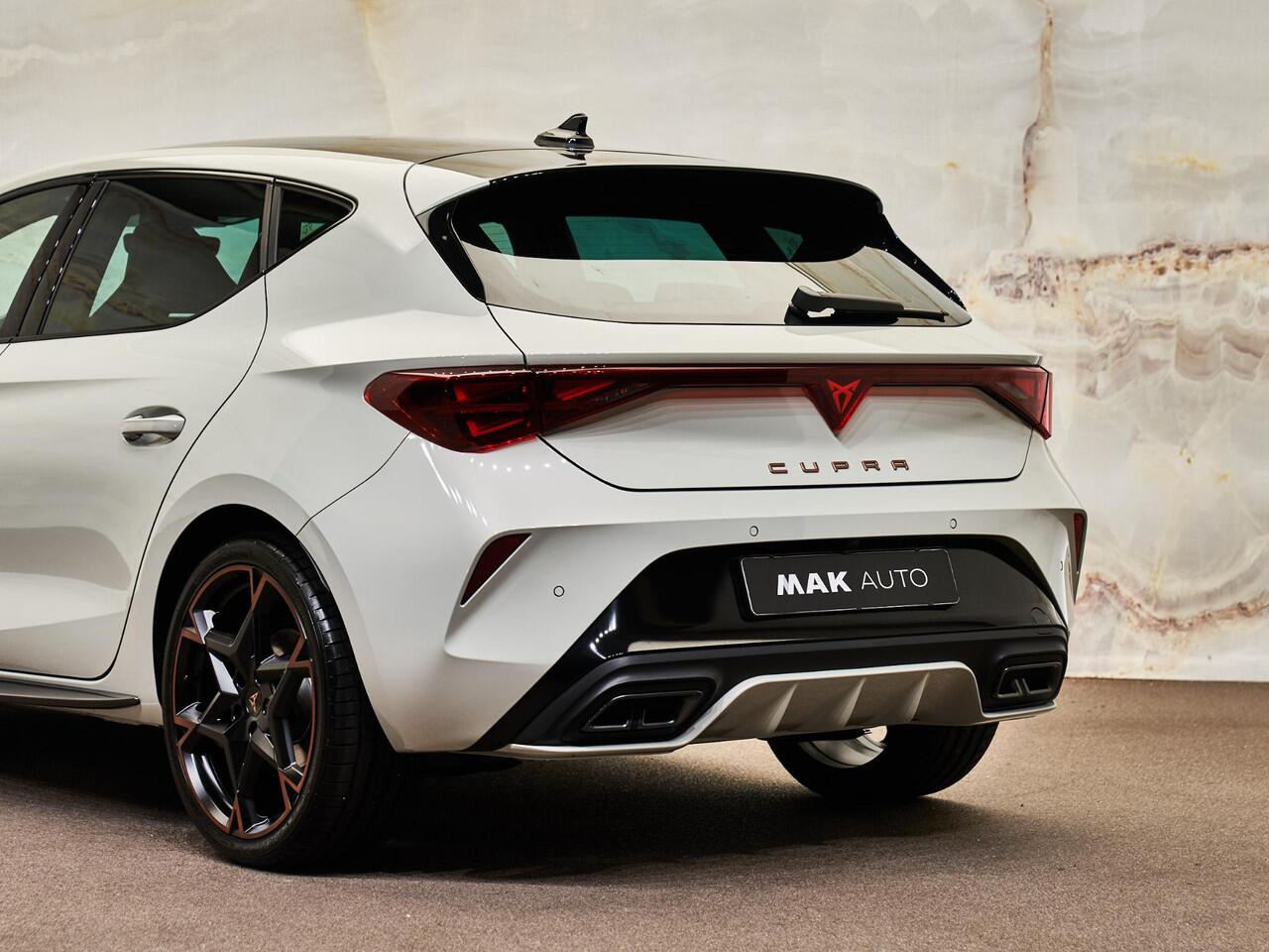 Cupra Leon 1.5 eTSI VZ Performance, Sennheiser, sportkuipstoelen, Matrix-LED, camera, memory, keyless, ACC, 19", privacy,